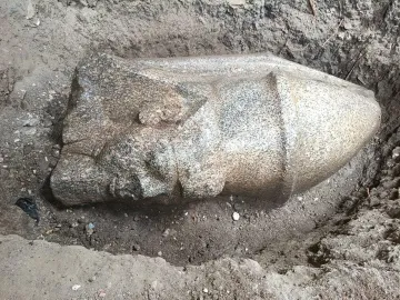 Hallan en Egipto dos estatuas que podrían pertenecer a Ramsés II tras aviso de ciudadano