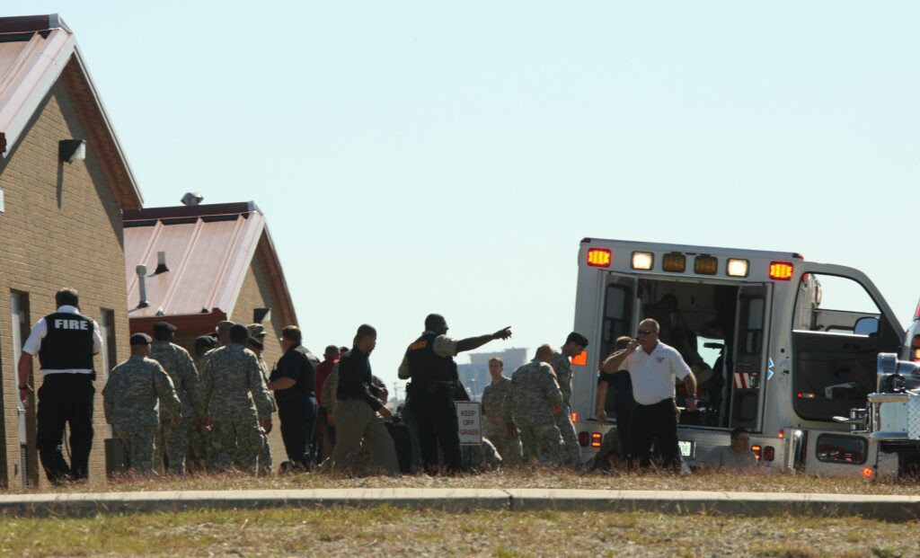 El ataque ocurrió el 5 de noviembre de 2009, cuando Hasan, entonces psiquiatra del Ejército con el rango de mayor, abrió fuego dentro del Centro de Preparación para Soldados de Fort Hood