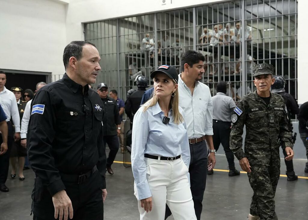 Llega presidenta de Costa Rica a El Salvador para reunirse con Bukele y conocer cómo funciona el CECOT